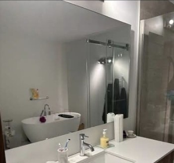 Salle de bain avec bain autoportant